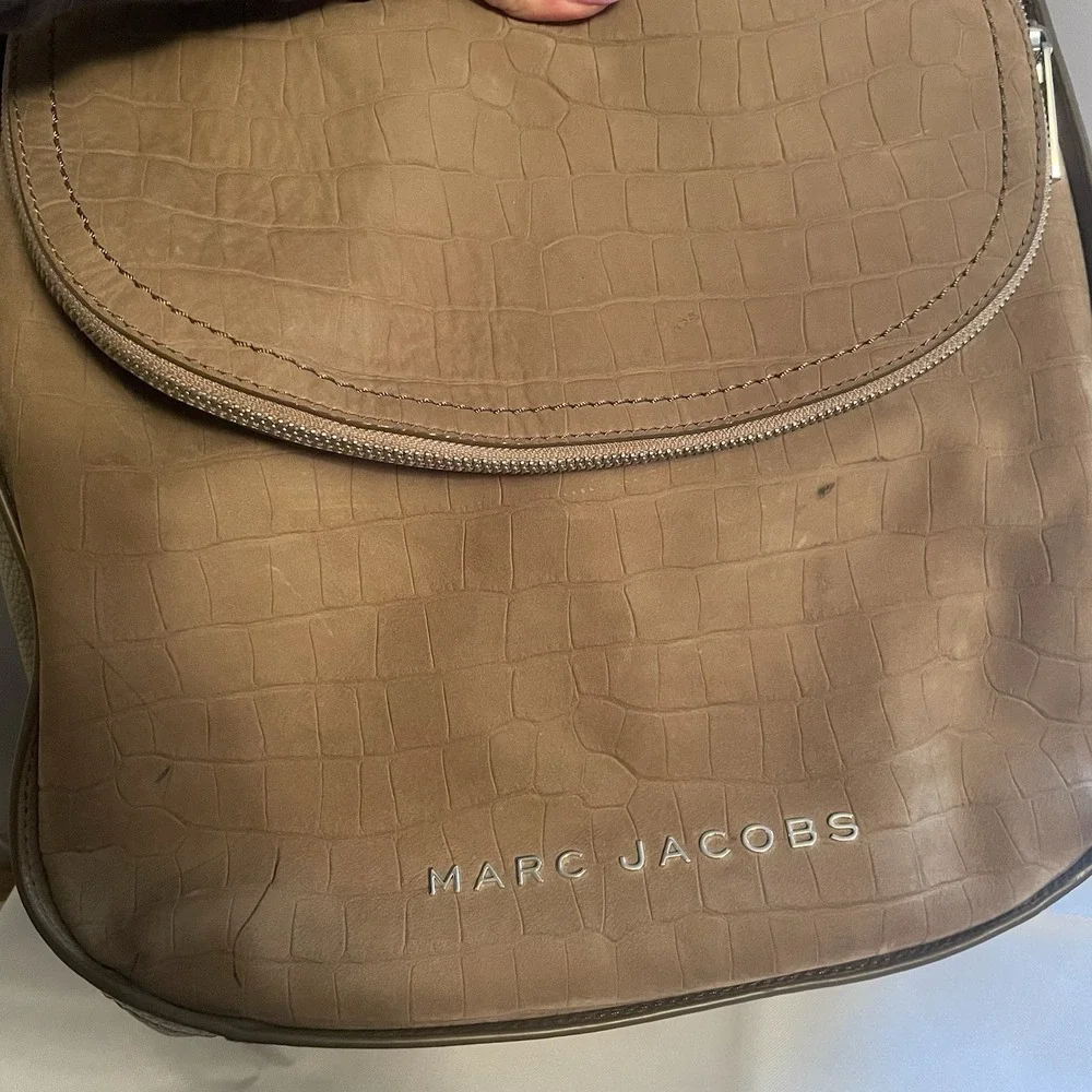 Marc Jacobs Hobo Shoulder Bag Greige Tan Purse Crocodile Embossed Leather